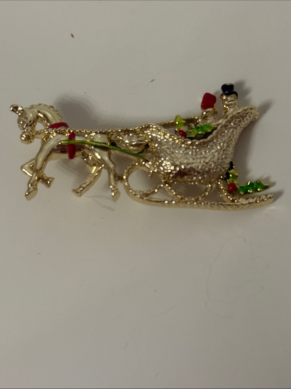 VINTAGE GERRY’S BROOCH SIGNED HORSE DRAWN CARRIAGE GOLD GREEN RED CHRISTMAS XMAS